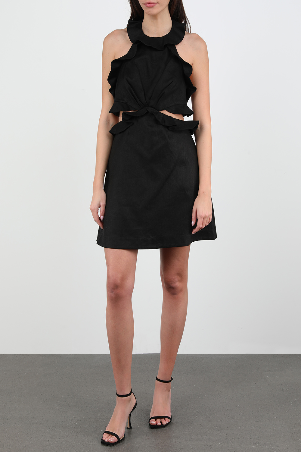 תמונת כל הלוק של שמלת מיני עם קשירה בגוון שחור